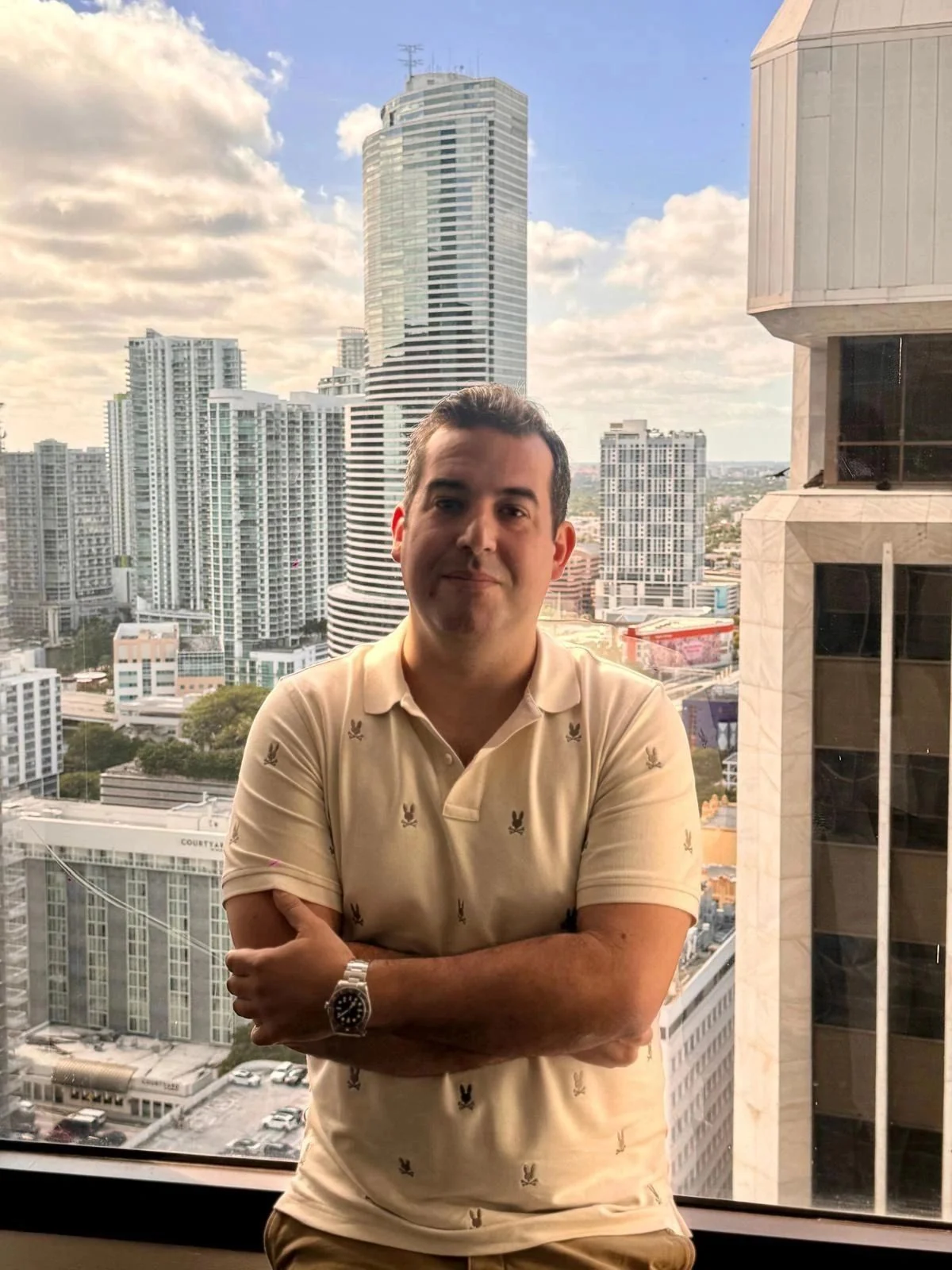 Carlos Cuadrado Gómez-Serranillos en su despacho profesional de Miami