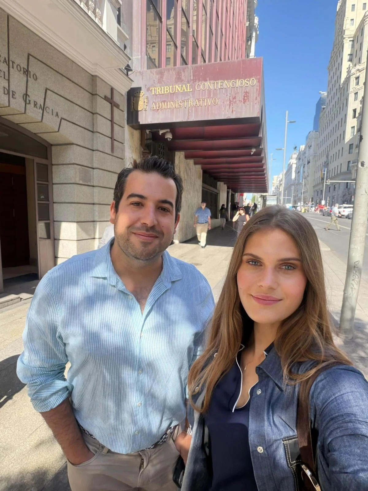 Carlos Cuadrado y Polina Poloziuk ante una sede judicial en Madrid